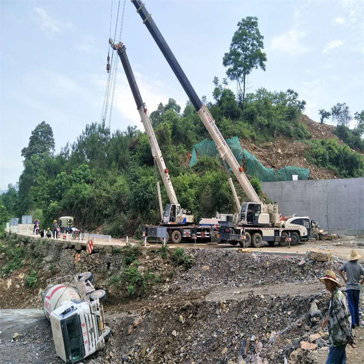 上犹县汽车掉沟里叫吊车救援要多少钱